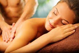 Hot Stone Massage Therapy: Advantages and Warns 2025